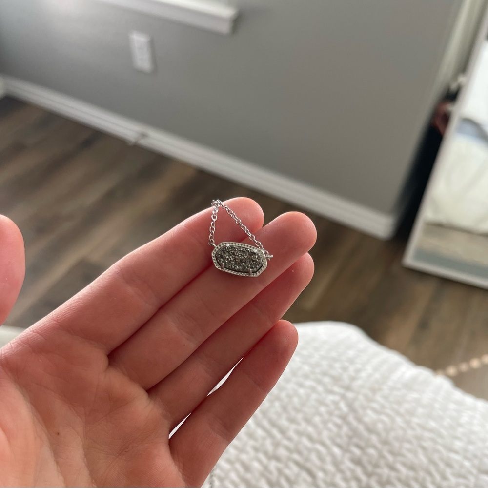 NEVER WORN Kendra Scott Pendant Necklace.